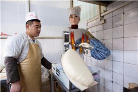 機(jī)器人，提高鋁單板工作效率